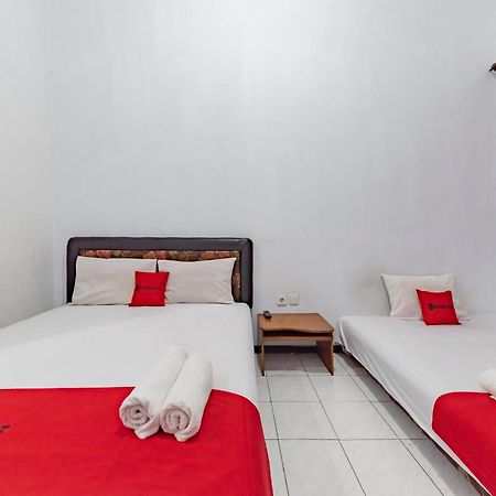 Reddoorz At Ciliwung Guest House Syariah Malang Buitenkant foto
