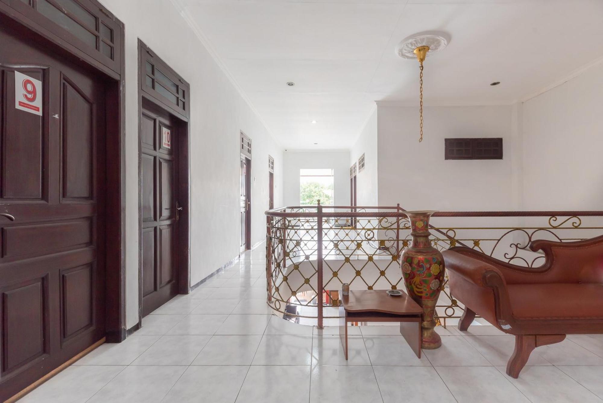 Reddoorz At Ciliwung Guest House Syariah Malang Buitenkant foto