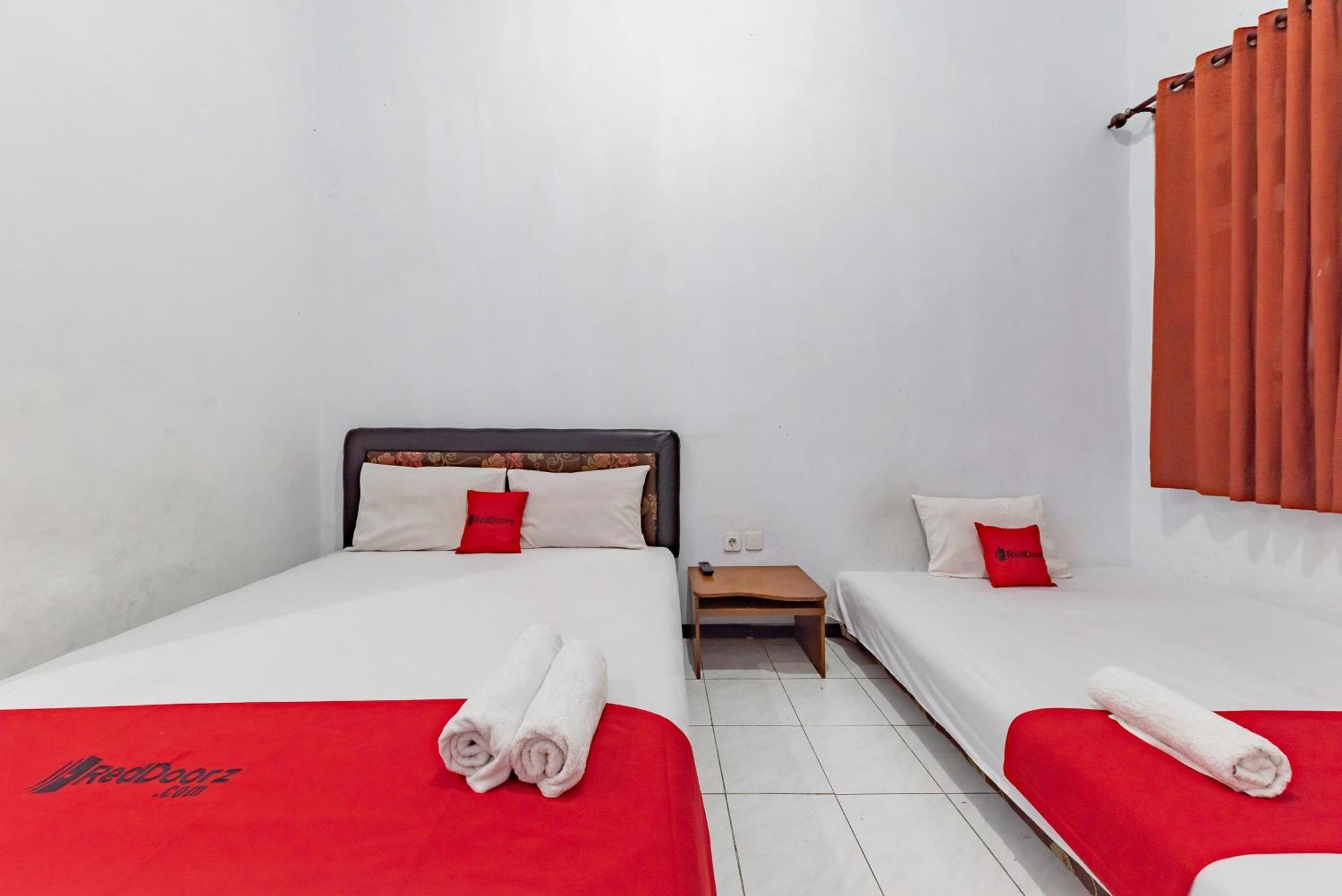 Reddoorz At Ciliwung Guest House Syariah Malang Buitenkant foto