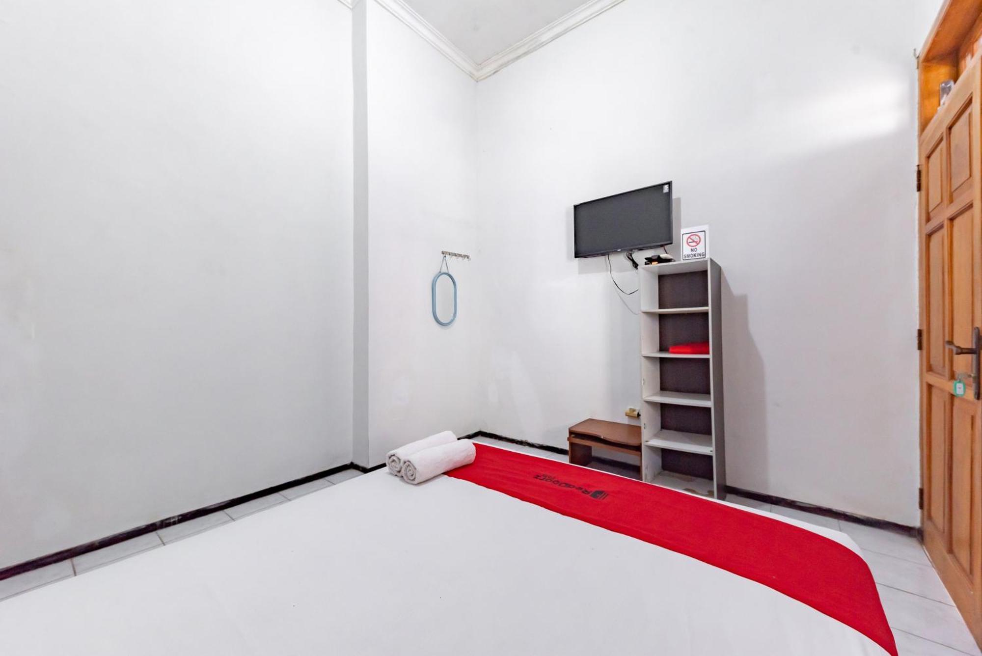 Reddoorz At Ciliwung Guest House Syariah Malang Buitenkant foto