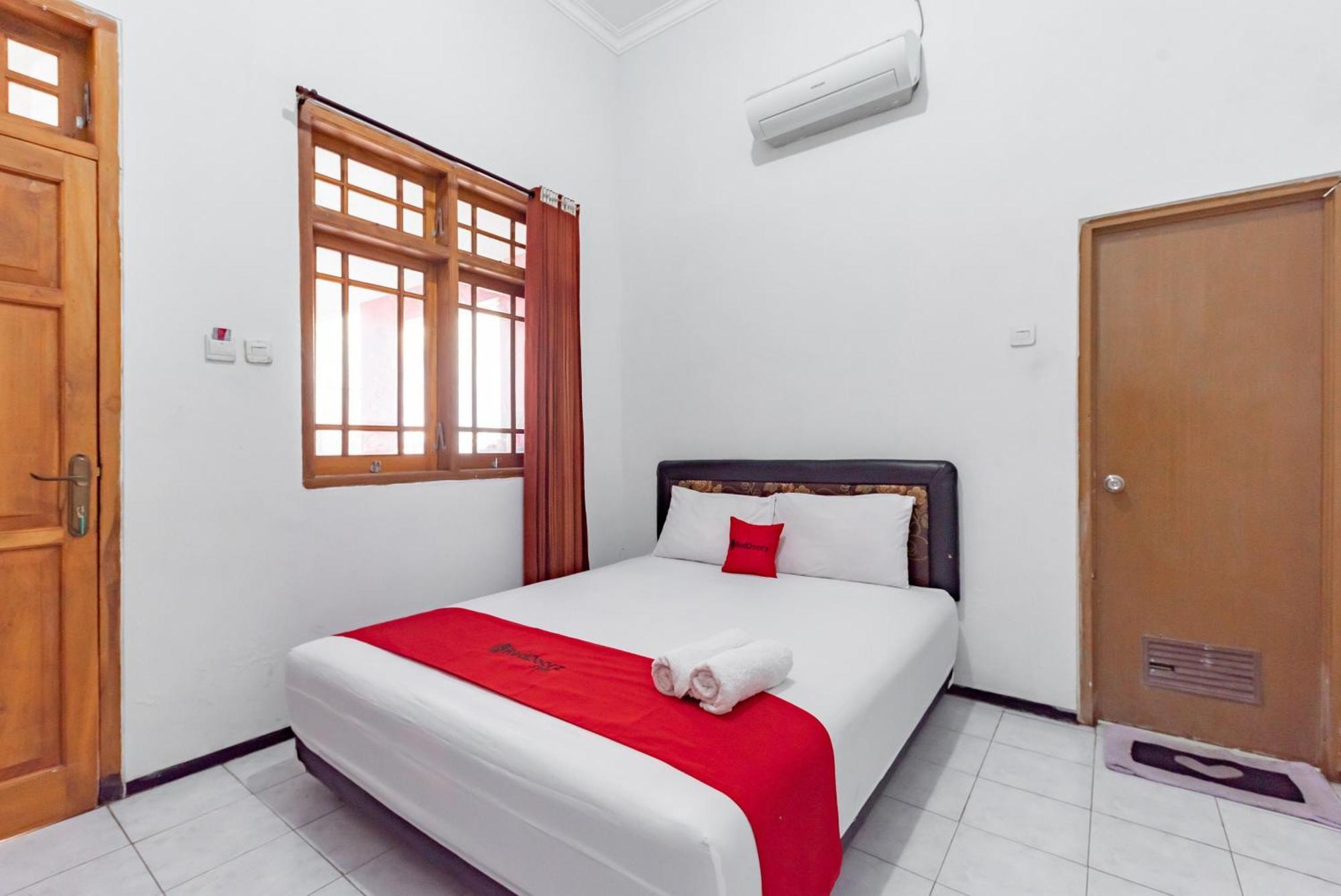 Reddoorz At Ciliwung Guest House Syariah Malang Buitenkant foto