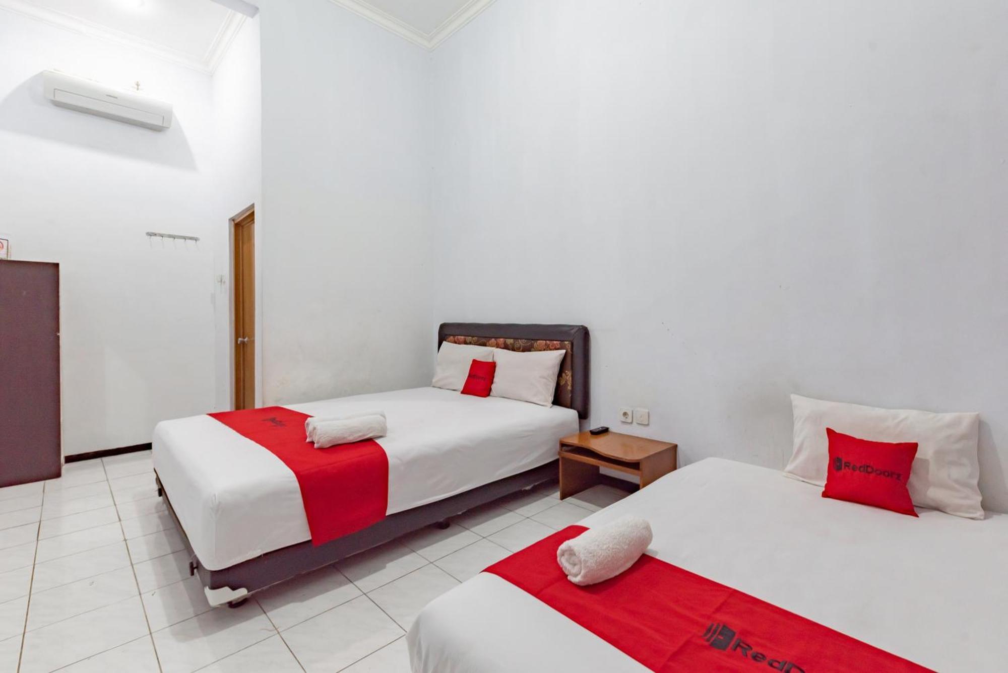 Reddoorz At Ciliwung Guest House Syariah Malang Buitenkant foto