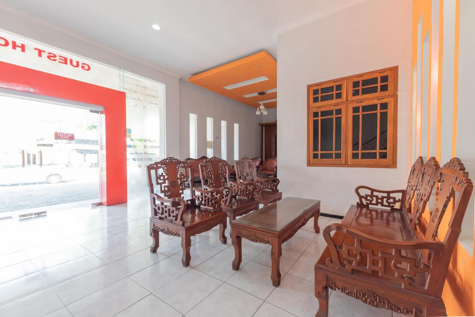 Reddoorz At Ciliwung Guest House Syariah Malang Buitenkant foto