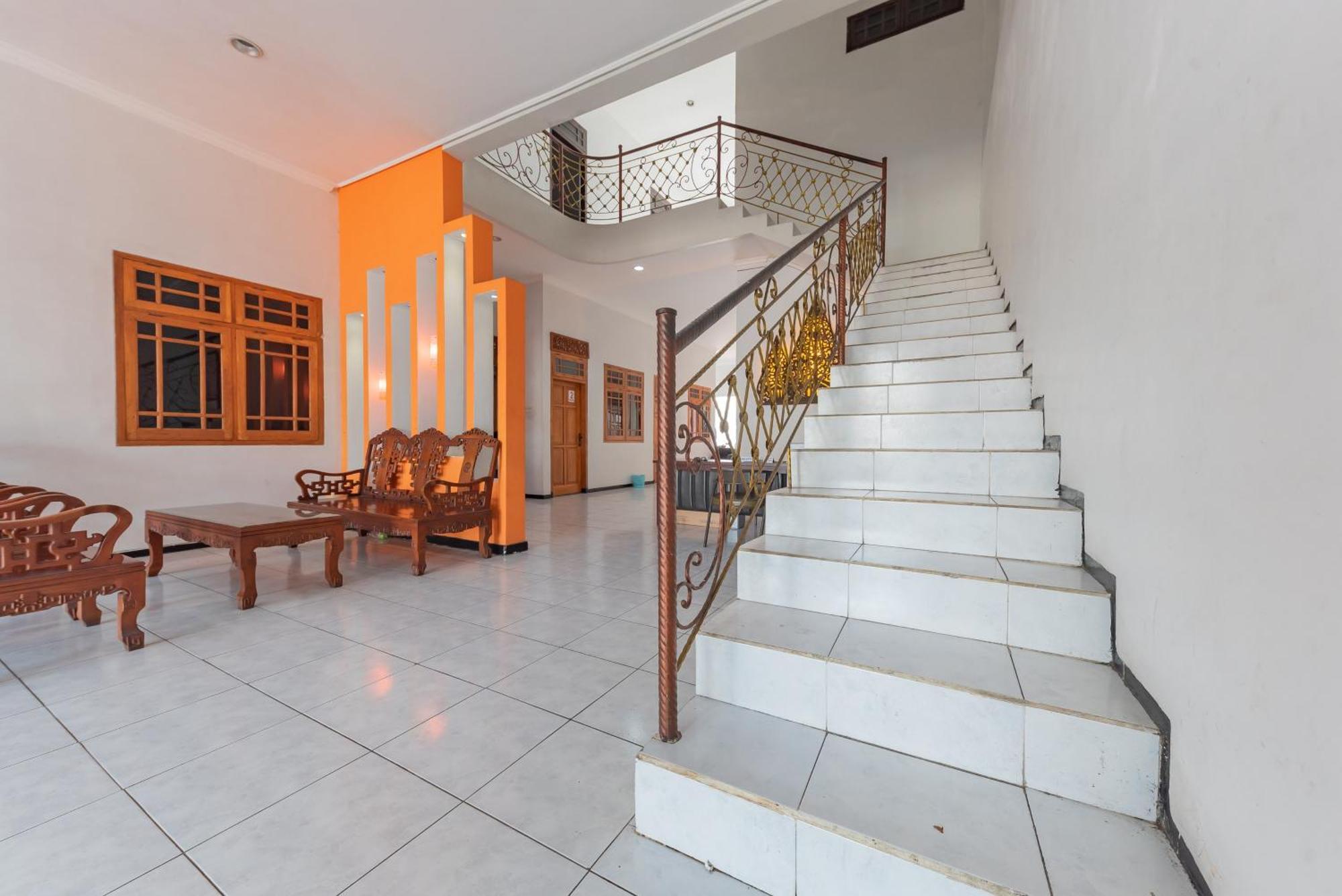 Reddoorz At Ciliwung Guest House Syariah Malang Buitenkant foto