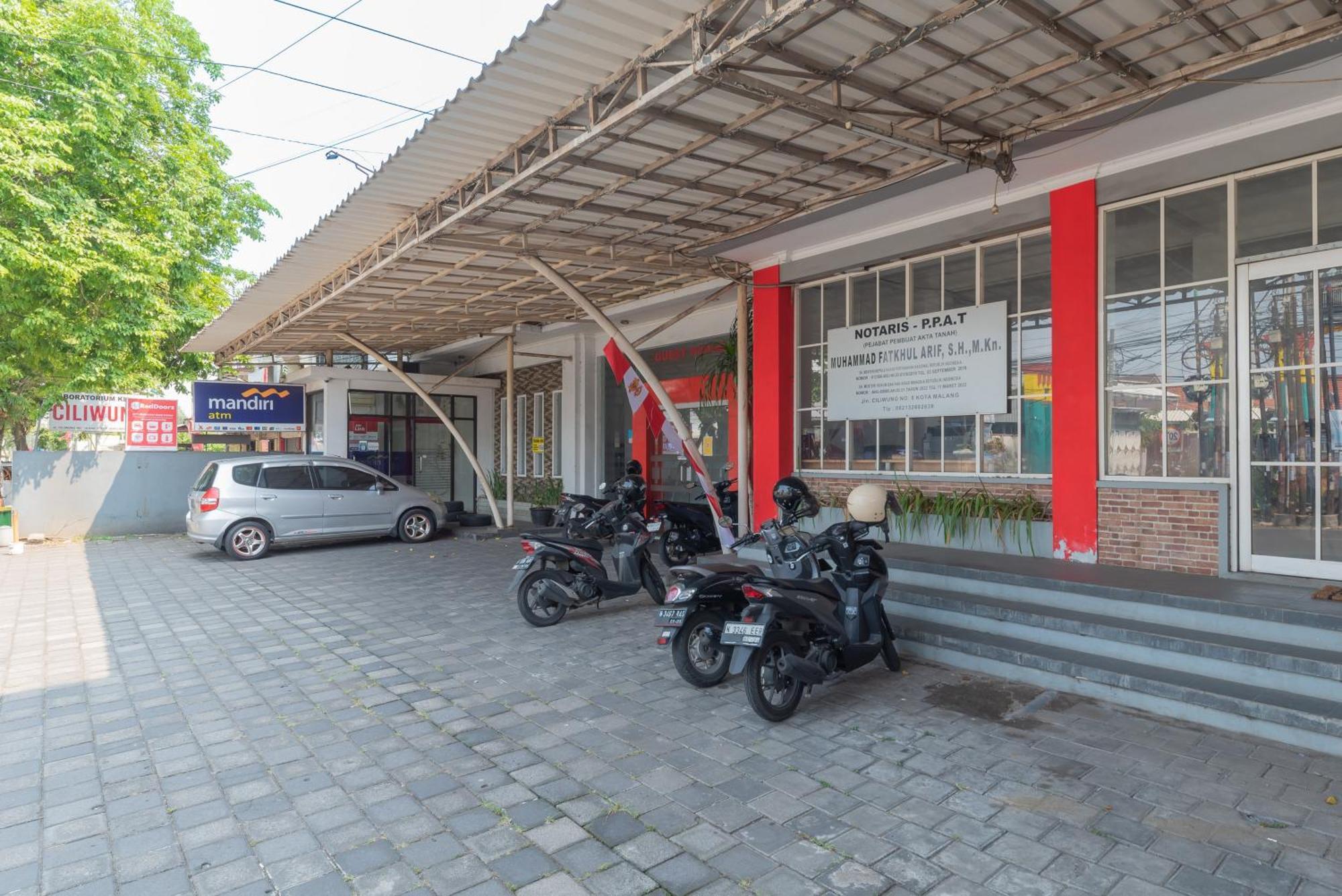 Reddoorz At Ciliwung Guest House Syariah Malang Buitenkant foto