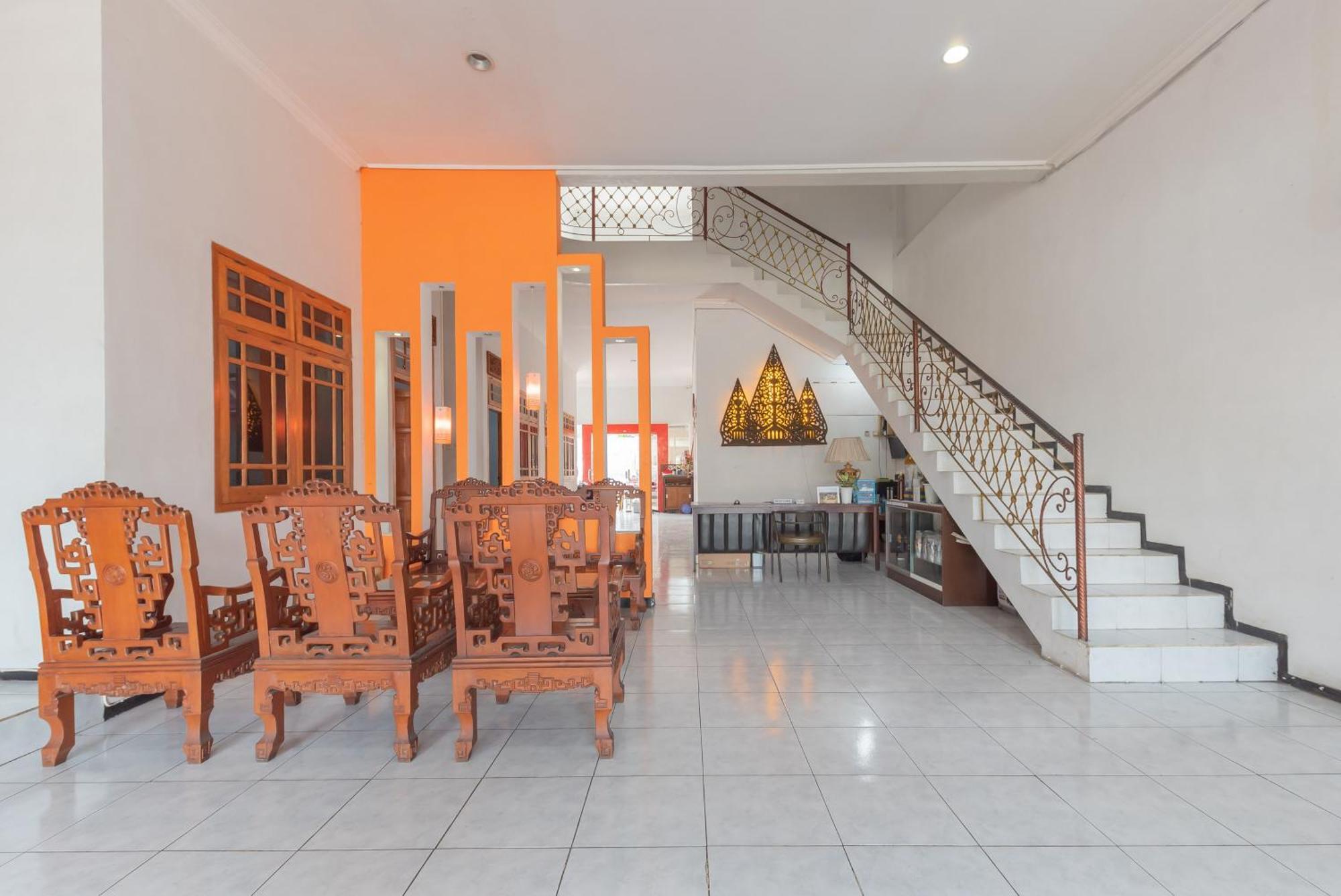 Reddoorz At Ciliwung Guest House Syariah Malang Buitenkant foto