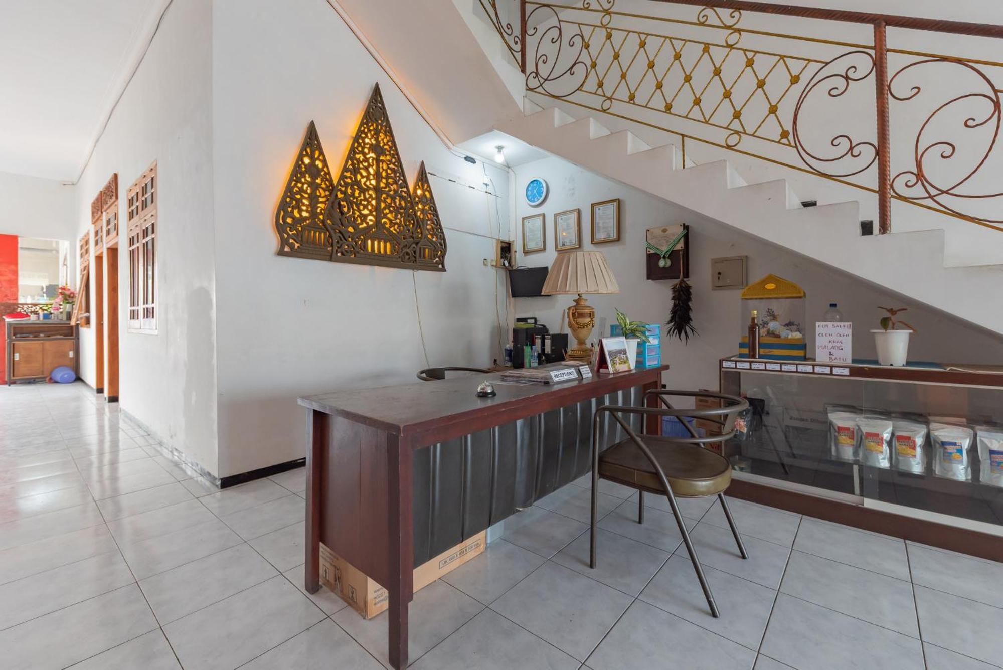Reddoorz At Ciliwung Guest House Syariah Malang Buitenkant foto