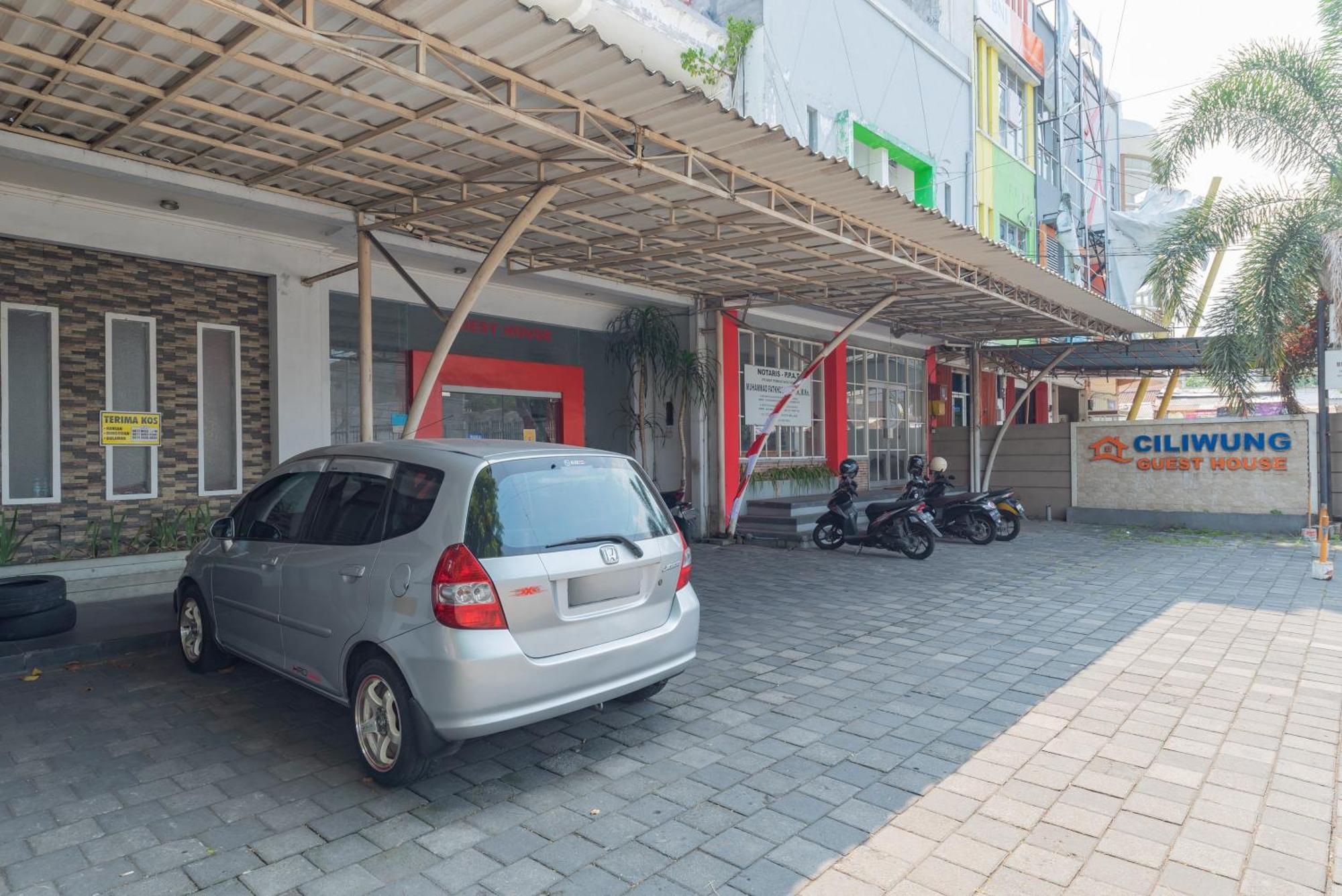 Reddoorz At Ciliwung Guest House Syariah Malang Buitenkant foto