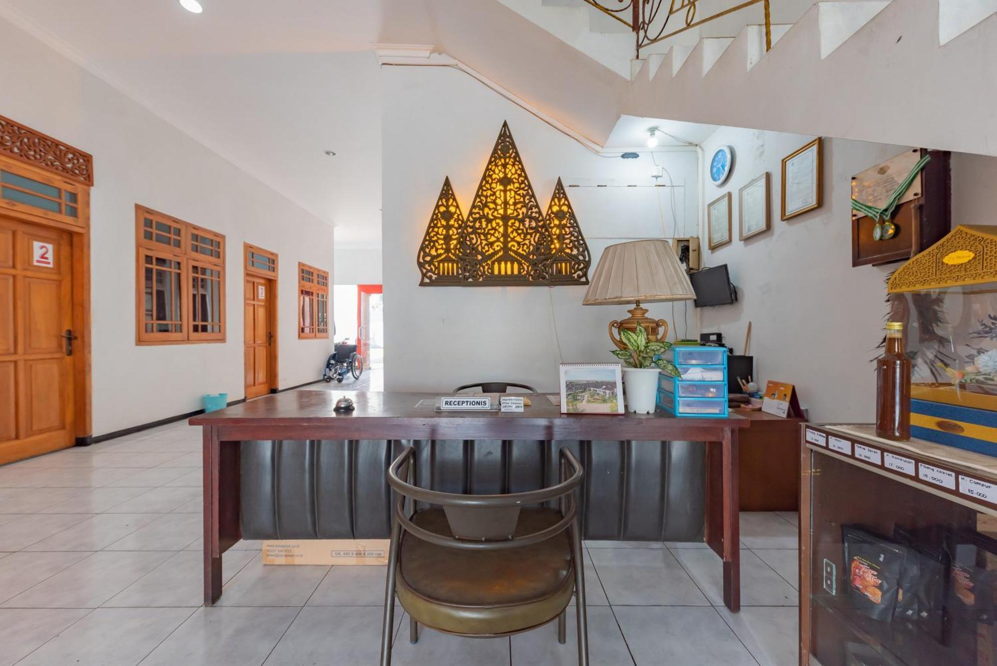 Reddoorz At Ciliwung Guest House Syariah Malang Buitenkant foto