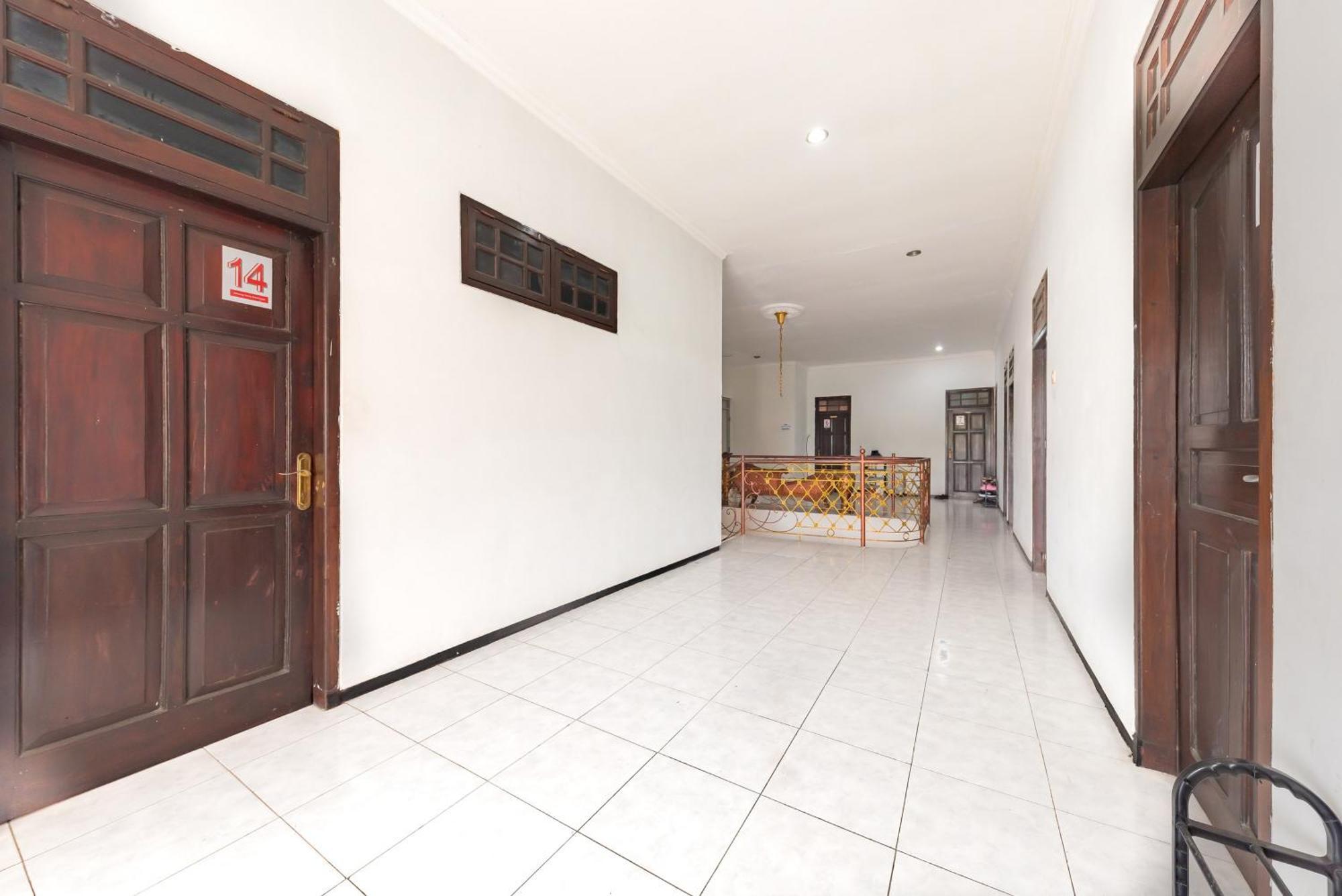 Reddoorz At Ciliwung Guest House Syariah Malang Buitenkant foto