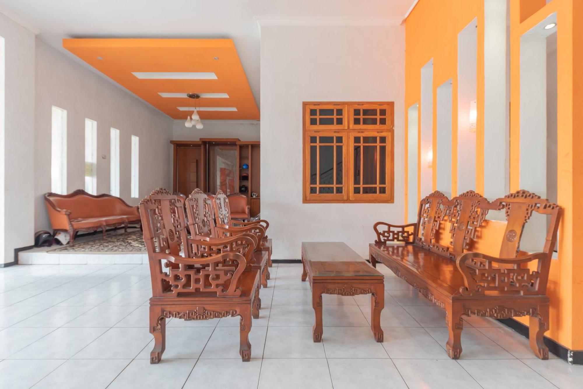 Reddoorz At Ciliwung Guest House Syariah Malang Buitenkant foto